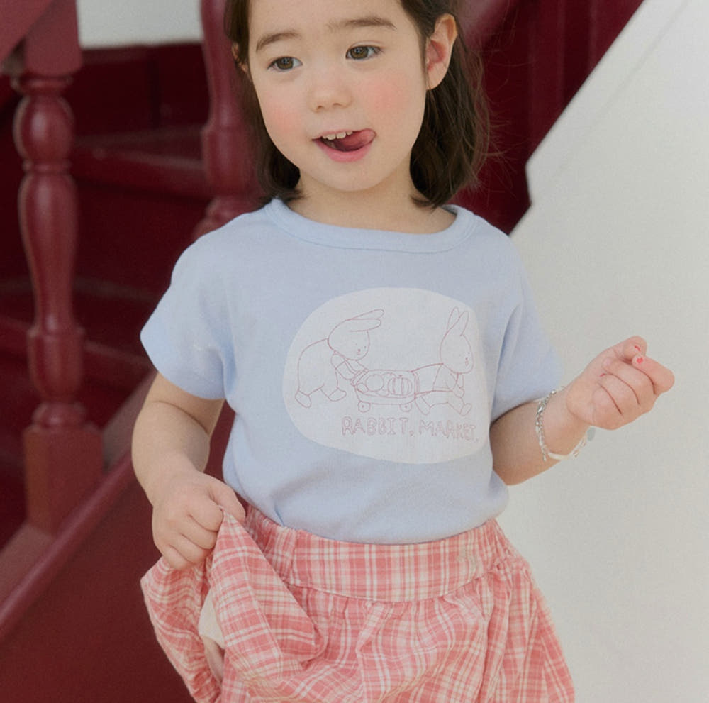 Mardi Amber Rabbit Market T-shirt