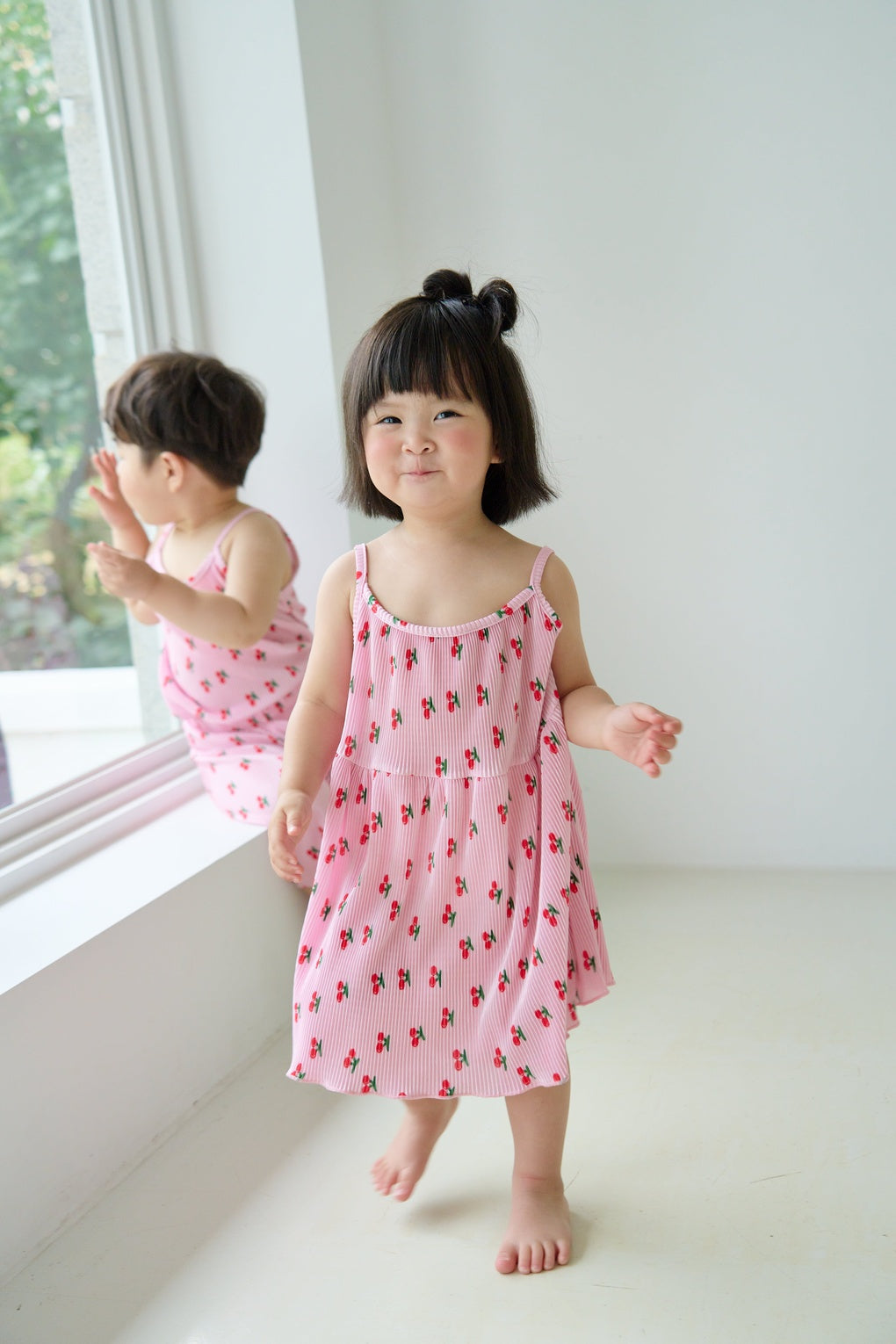 [6/26~Sequential Shipping][Pre-order] Cherry Sleeveless Pleated Dress