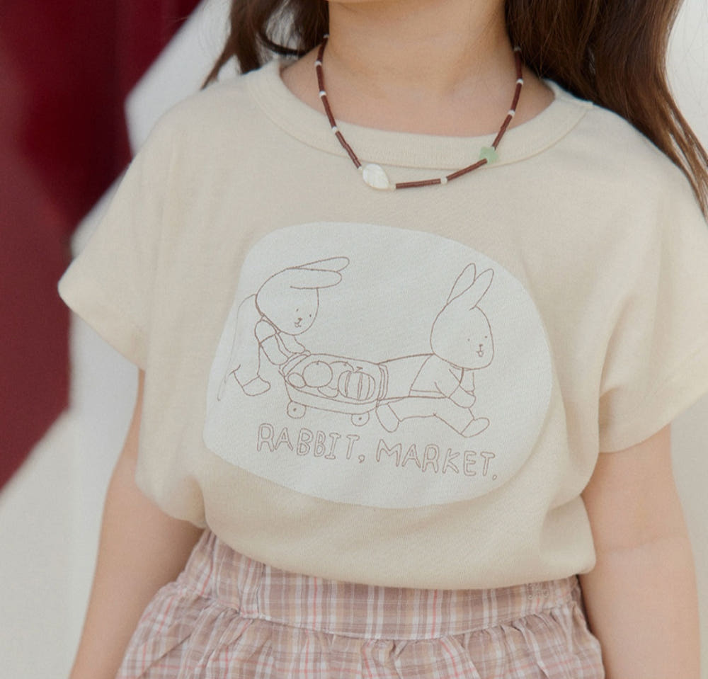 Mardi Amber Rabbit Market T-shirt