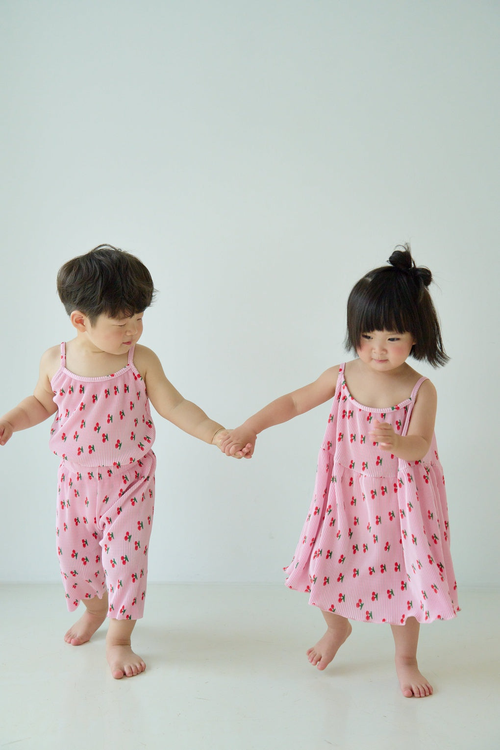 [6/26~Sequential Shipping][Pre-order] Cherry Sleeveless Pleated Dress
