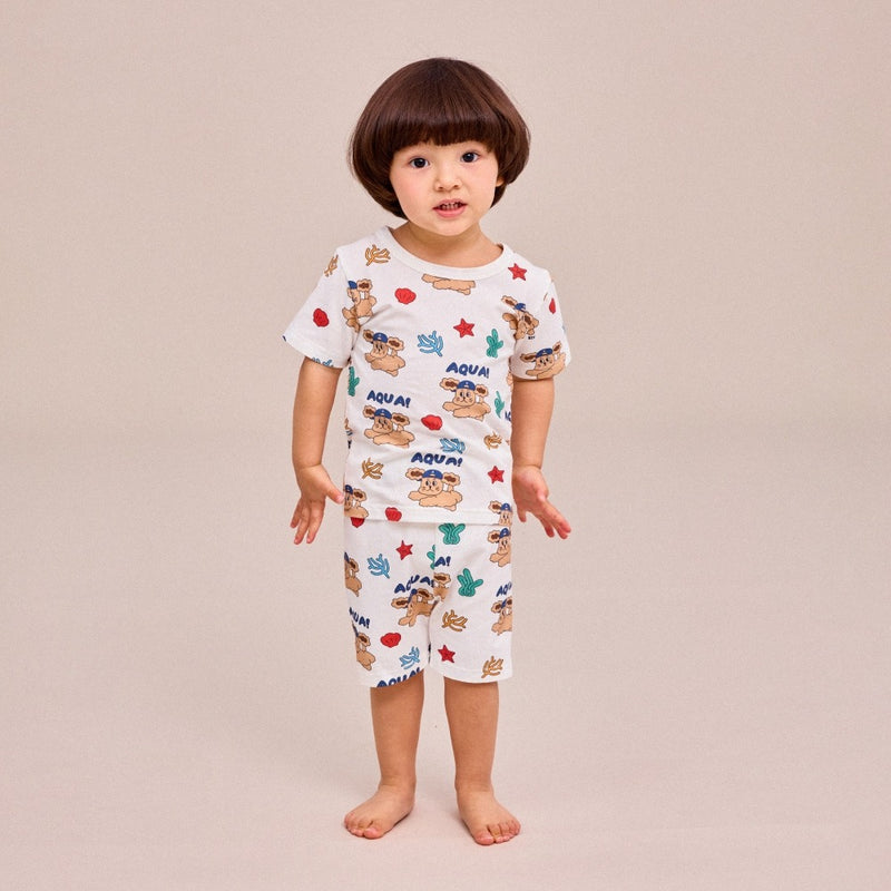 Tropical tight-fitting indoor wear white