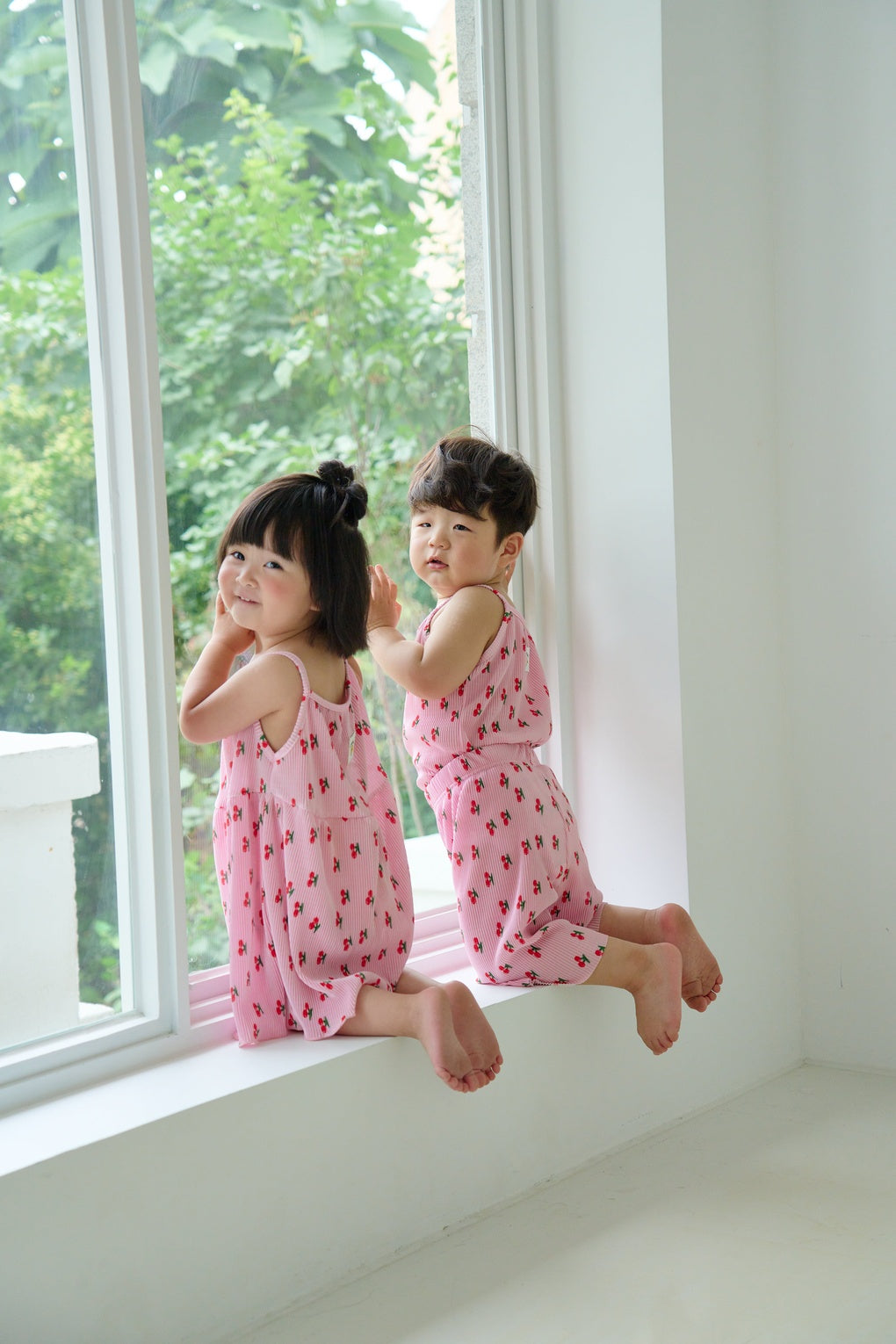 [6/26~Sequential Shipping][Pre-order] Cherry Sleeveless Pleated Dress